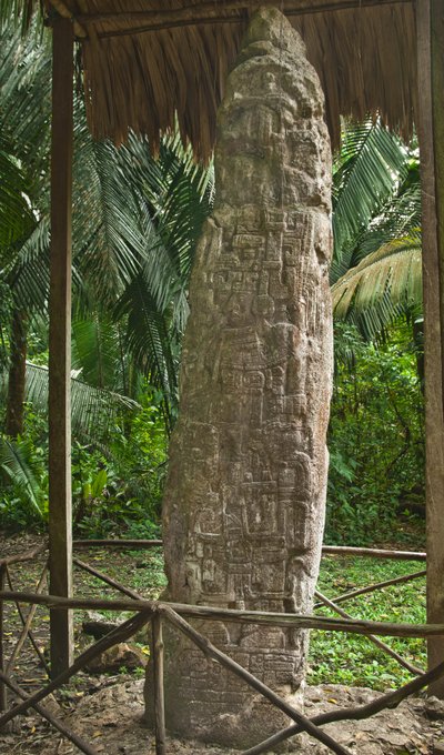 Stela 14, die einen Ballspieler darstellt, im nicht-klassischen Maya-Stil, Terminal Classic von Mayan